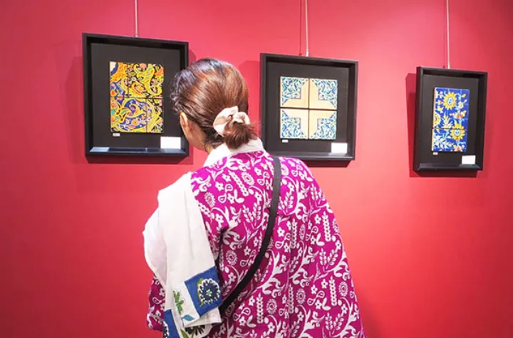 نمایشگاه تابلوکاشی‌های رضا کاظمی، هنرمند مونترالی در تهران